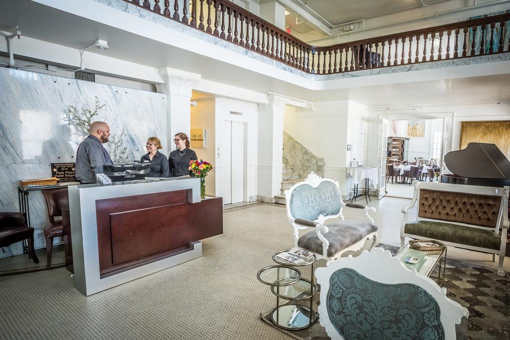 Park Plaza Hotel Seguin Bagian luar foto