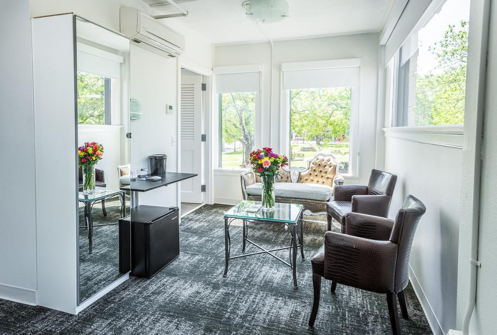 Park Plaza Hotel Seguin Bagian luar foto